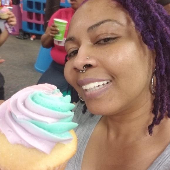 Meet your Posher, Dawn - Picture 3 of 3